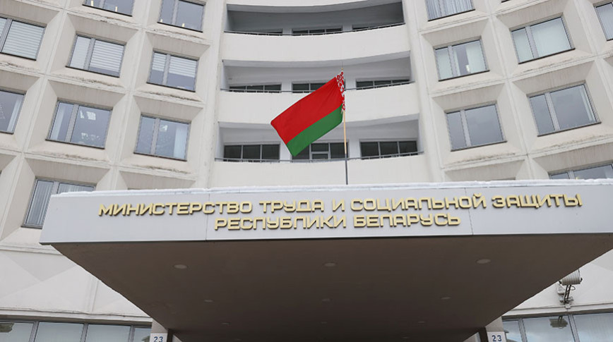 Минтруда: с 1 июля 2025 года социальные выплаты будут перечисляться только на базовый счет