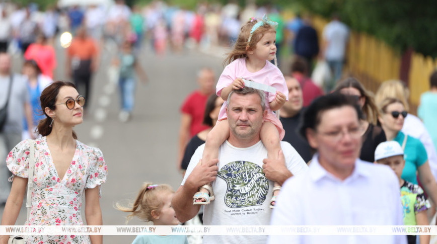 Увеличение пособий и усиление поддержки семей с детьми. Лукашенко подписал закон