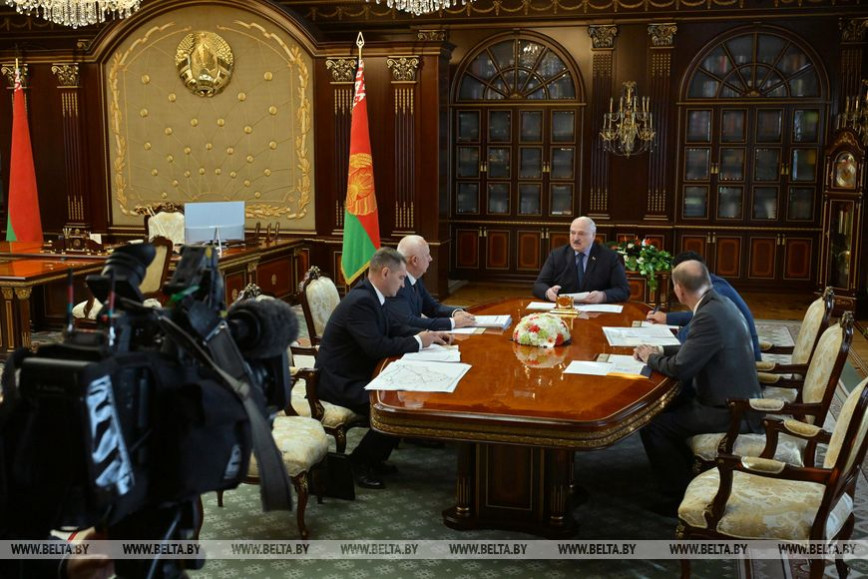 Лукашенко требует привести в порядок дороги между районными центрами и агрогородками