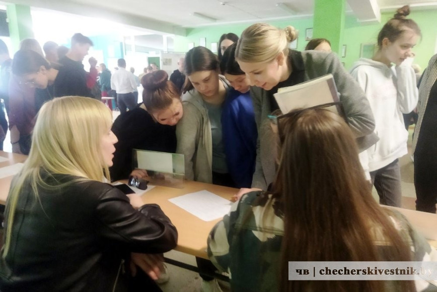 Как провести летние каникулы с пользой и при этом заработать. Об этом старшеклассникам и учащимся профессионального колледжа рассказали во время республиканской молодежной ярмарки вакансий. Она прошла сегодня в этом учреждении образования