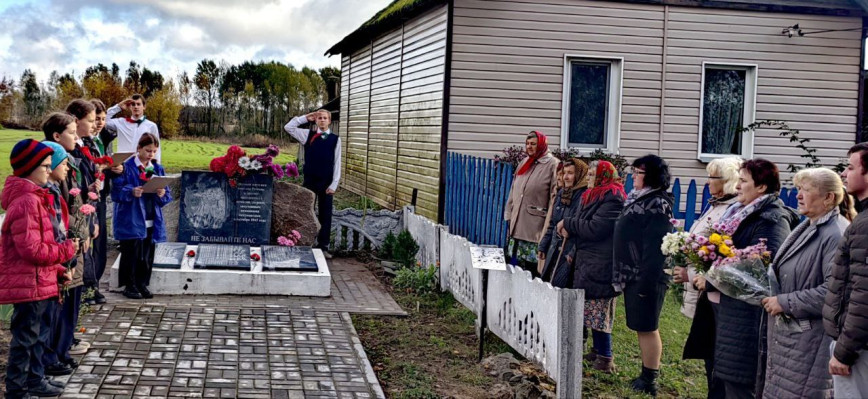У памятного знака в д. Репище прошел митинг-реквием "Дорогами сожженных деревень"