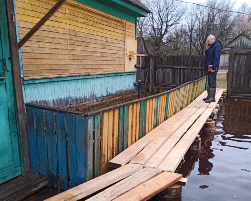 Обильные снега этой зимой и апрельский дождь вывели Сож из берегов. В районе уже неделю наблюдают небывалый подъем воды. Однако для чечерских спасателей это не совсем повод для паники. Система работы в паводковый период у них отработана годами и до мелочей. План действий определен даже для самого плохого развития ситуации. Определены места для эвакуации самих жителей, их имущества и скота