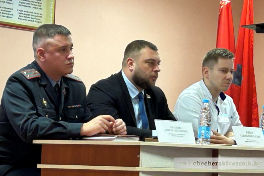 Кибербезопасность и дорожный вопрос: глава Чечерского района провел встречу с медиками
