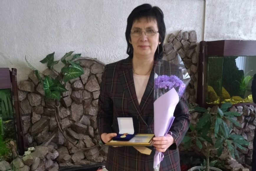 Главный специалист отдела образования, спорта и туризма Чечерского райисполкома Ольга Ивановна Лапицкая награждена нагрудным знаком «Отличник образования»