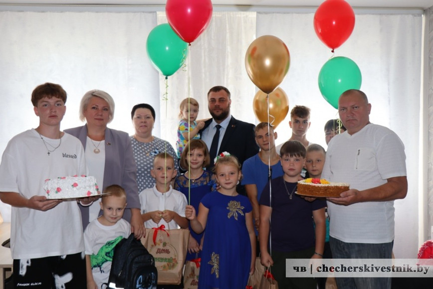 Подарки школьникам из семьи Домоскановых вручил глава Чечерского района