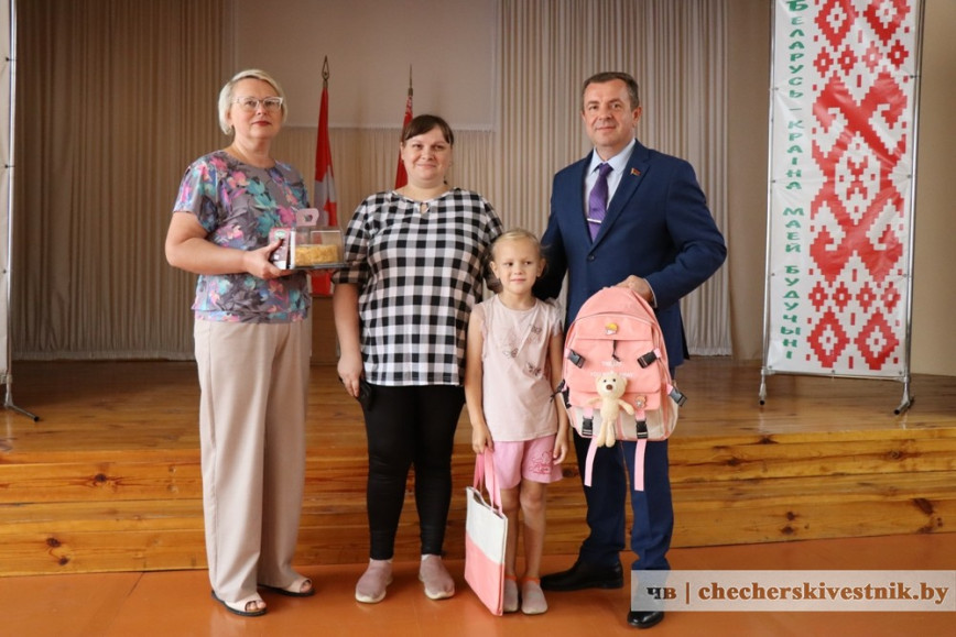 Первый школьный ранец будущей первокласснице вручили чечерские депутаты