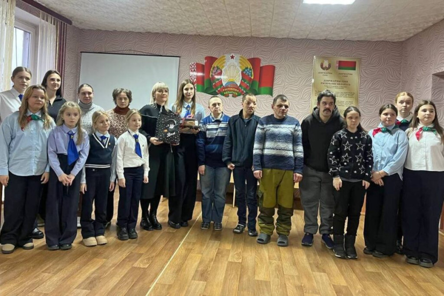 Чечерские активисты вручили подарки людям с ограниченными возможностями