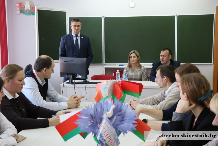 Прямая линия, встреча с педколлективом, благотворительность. Руслан Вегера посетил Чечерщину