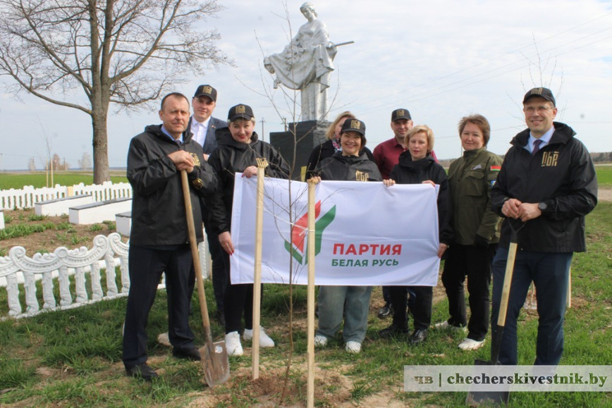 В Чечерске на знаковом месте активисты Белорусской партии “Белая Русь” высадили молодые деревья