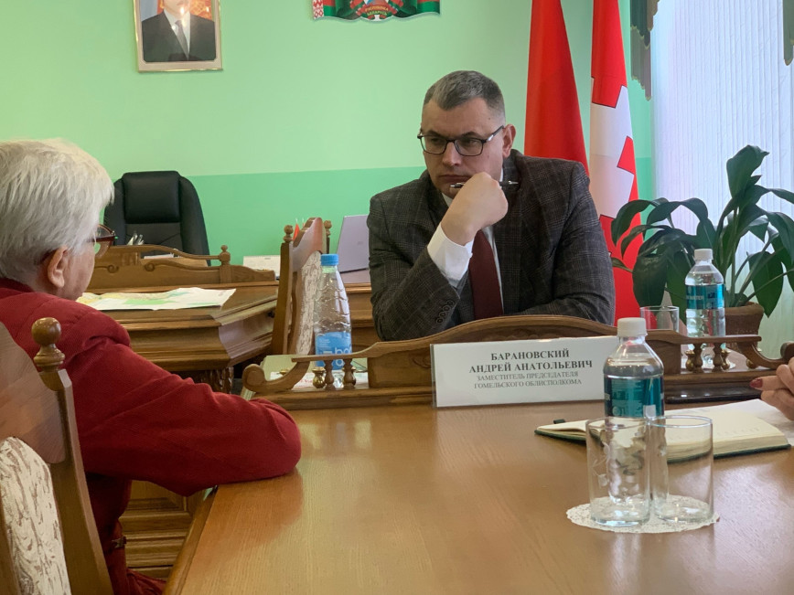 Сегодня рабочий день заместителя председателя Гомельского облисполкома Андрея Барановского начался с прямой телефонной линии и приема граждан в Чечерске