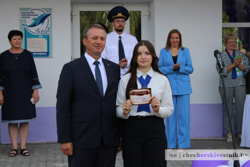 Глава Чечерского района побывал на праздничной линейке в первой городской школе
