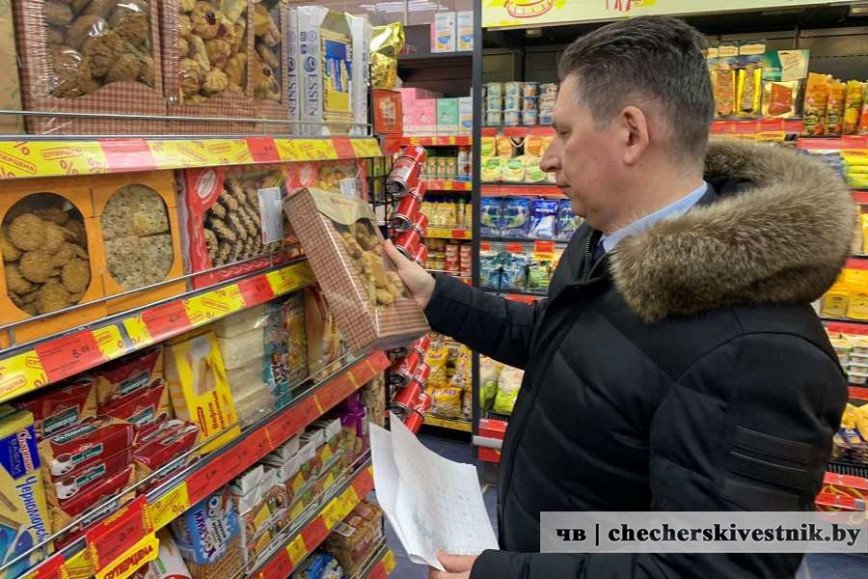 Сенатор и член Постоянной комиссии Совета Республики Национального собрания Республики Беларусь по экономике, бюджету и финансам Андрей Шишкин провел очередной мониторинг цен в магазине «Копеечка» в Чечерске