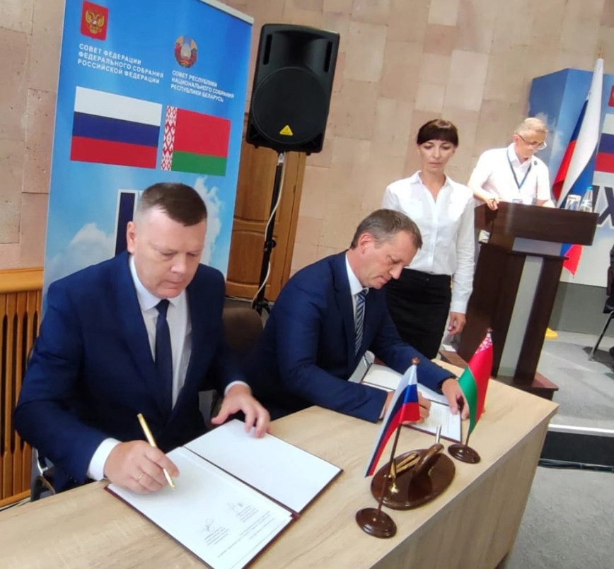 
Подписан документ об установлении партнёрских отношений между Чечерским райисполкомом и администрацией Тербунского района