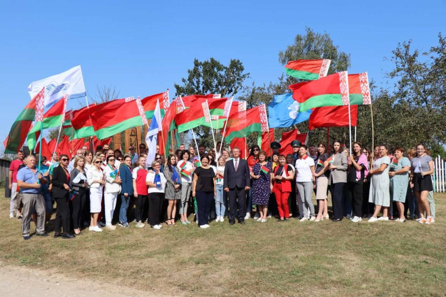 Жители единственной в Беларуси деревни с названием Единство встречали участников патриотического автопробега