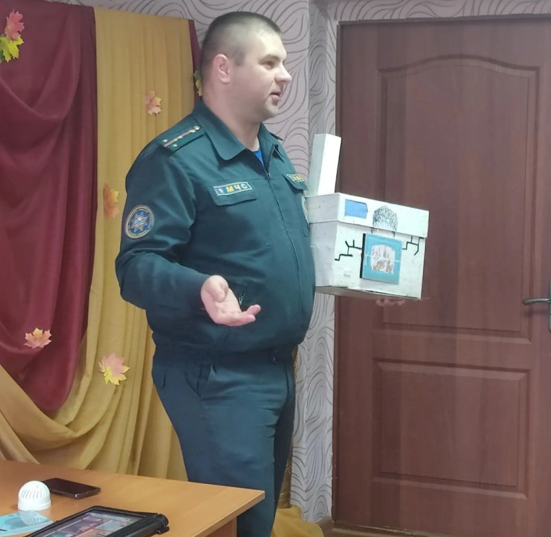 07.10.2024 г. в учреждении «Чечерский ТЦСОН» состоялась встреча с сотрудником Чечерского районного отдела по ЧС Денисом Александровичем Гецманом