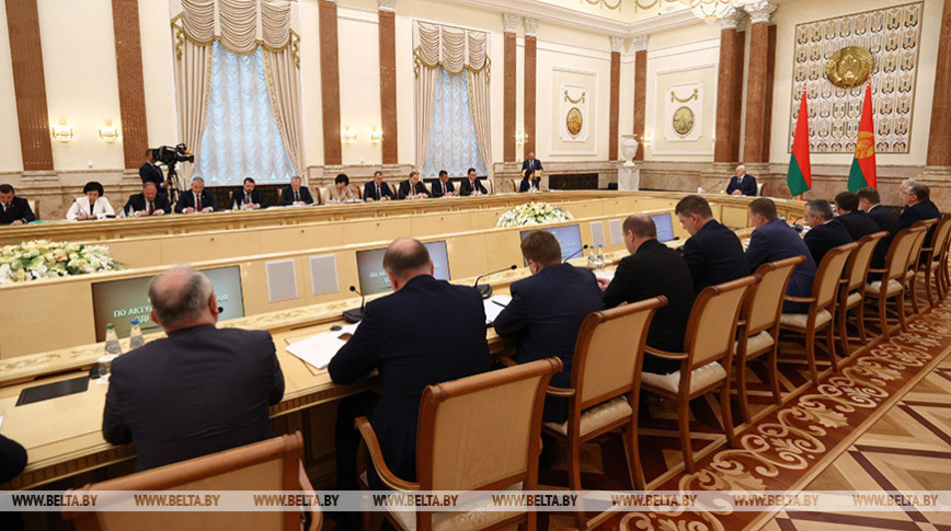 "Тэрмін адзін - 1 студзеня". Лукашэнка даручыў устараніць да новага года ўсе недахопы ў ахове здароўя