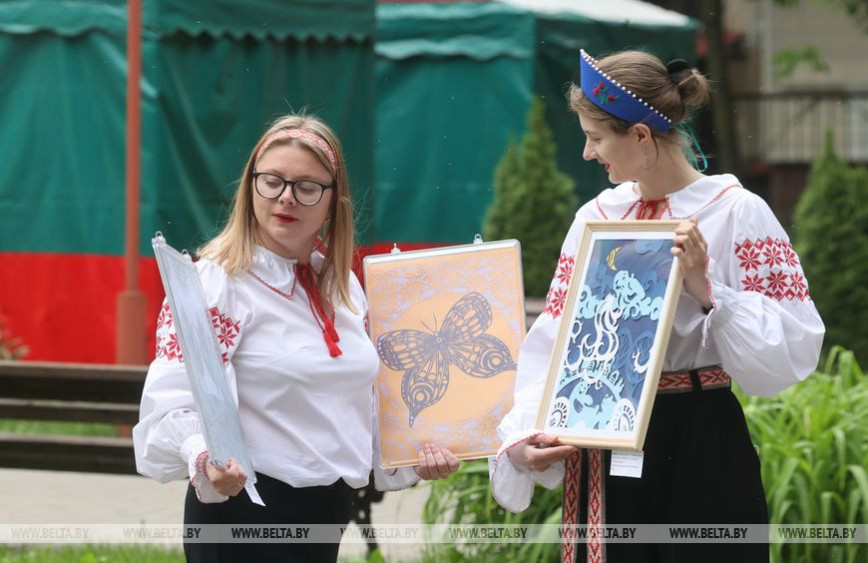 Чароўнасць папяровых карункаў. Першы абласны пленэр па выцінанцы праходзіць у Гомелі
