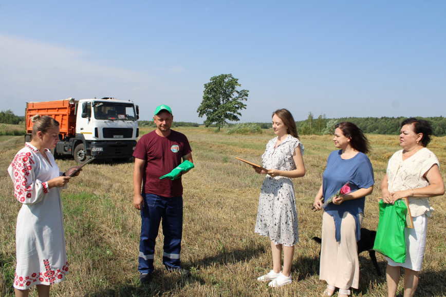 Яшчэ адна зорка за высокія паказчыкі на ўборцы збожжавых упала ў скарбонку вытворчых дасягненняў ААТ «Звязда». Віншаванні і падарункі за перавезеную тысячу тон прымаў кіроўца МАЗа Юрый Катэтуноў