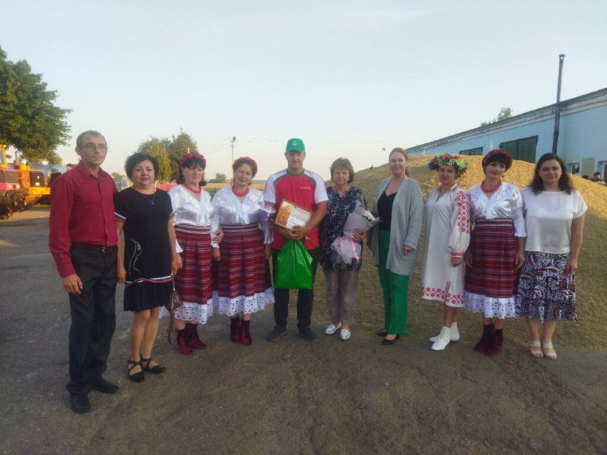 Сёння герояў жніва на мехдвары ў Чырвоным Бары чакала дэлегацыя з горада, каб адзначыць хлебаробаў за плённую працу і чарговую перавезеную тону збожжа