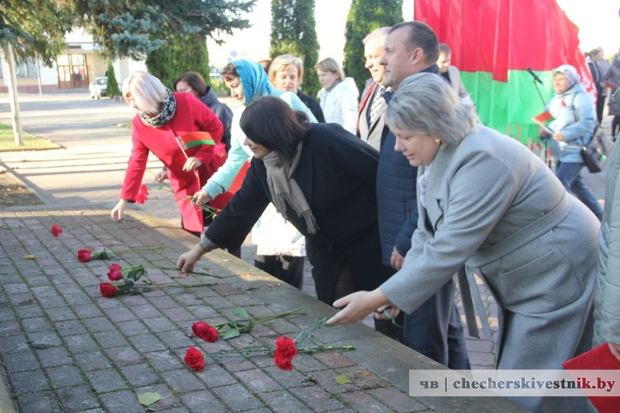 На цэнтральнай плошчы Чачэрска ля помніка Леніну адбыўся ўрачысты мітынг, прымеркаваны святкаванню Дня Кастрычніцкай рэвалюцыі