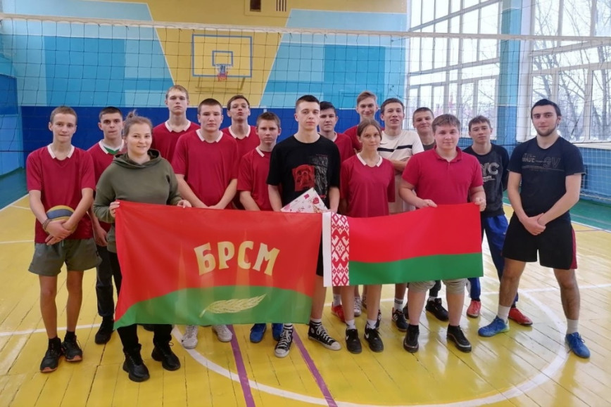 У Чачэрску да Дня Моладзевых атрадаў аховы правапарадку актывісты БРСМ правялі таварыскую сустрэчу па валейболе