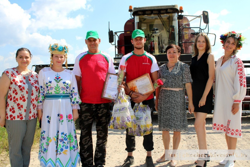 Отарскія аграрыі працягваюць назапашваць працоўныя поспехі на ўборцы збожжавых